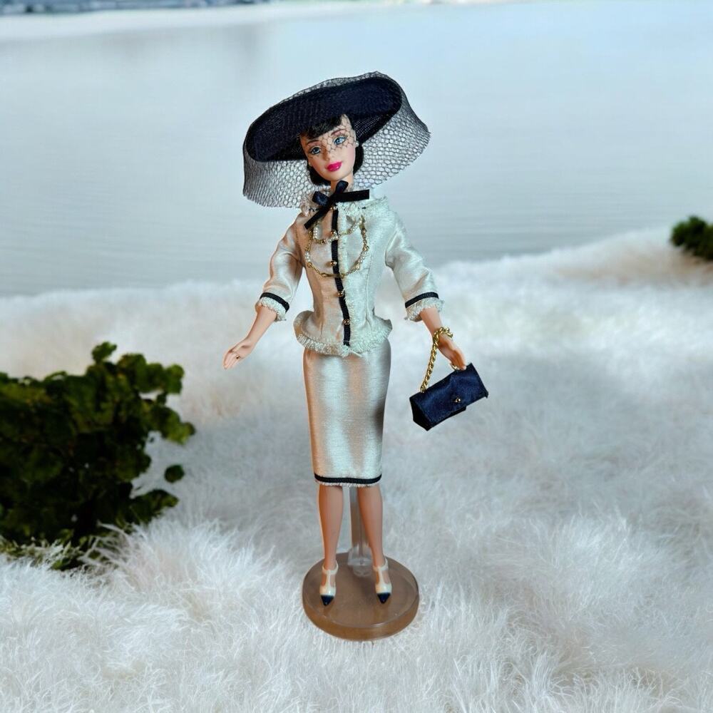 1998 SPRING IN TOKYO BARBIE CITY SEASONS - 19430 - OOB With Stand